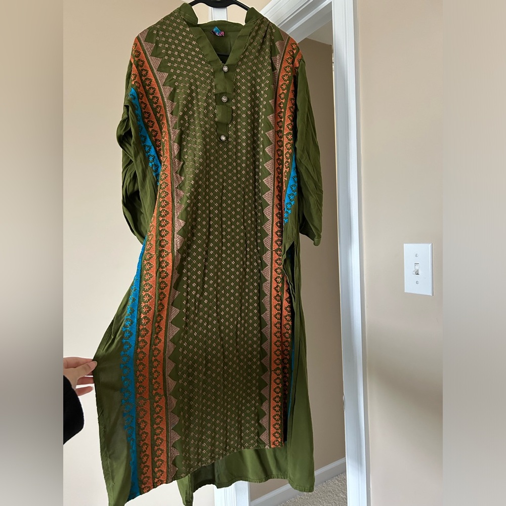 Pretty Pakistani kurta/kameez
Size M
